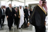 Le secrétaire d'Etat américain Mike Pompeo (G) est accueilli à Jeddah en Arabie saoudite par le chef de la diplomatie saoudienne Ibrahim Al-Assaf (C), le 24 juin 2019