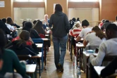 Une enseignante marche entre les rangs d'une salle de classe pendant l'épreuve de philosophie du baccalauréat, le 17 juin 2019, au lycée Pasteur de Strasbourg