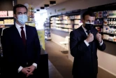 Emmanuel Macron et le ministre de la Santé Olivier Véran, dans une pharmacie à Valenciennes, le 23 mars 2021 