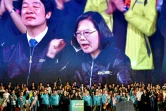 Tsai Ing-Wen (C), présidente sortante et candidate de son parti le Parti démocratique et progressiste (DPP) à l'élection présidentielle à Taïwan, lors d'un dernier meeting de camapagne le 10 janvier.
