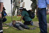 Un homme allongé après le tremblement de terre de magnitude 7,8 qui a frappé l'Equateur le 17 avril 2016