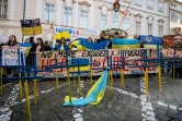 Manifestation pour exiger davantage d'aide à l'Ukraine devant l'ambassade des États-Unis à Prague, le 17 avril 2024 en République tchèque