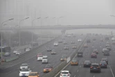 Trafic automobile par un jour de forte pollution à Pékin, le 20 décembre 2016 en Chine