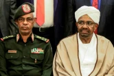 Le ministre soudanais de la Défense Awad Ibn Ouf (à gauche) et le président Omar el-Béchir (à droite), au palais présidentiel à Khartoum le 14 mars 2019