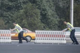 Installation de barrières à Pékin pour réserver une voie d'autoroute en prévision de la visite en Chine du dirigeant nord-coréen Kim Jong Un, le 19 juin 2018