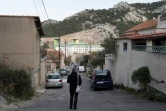 Depuis l'ouverture de la prison Baumettes II à Marseille, les riverains sont confrontés à des hurlements et menaces des détenus depuis les cellules, musique à fond jusqu'au bout de la nuit, parloirs sauvages au pied des maisons du quartier