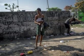 Une femme sans-abri attend une équipe du Cabinet médical de rue pour recevoir des soins, le 12 juillet 2023 à Rio de Janeiro, au Brésil
