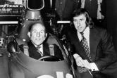 Le pilote automobile Stirling Moss avec Jackie Stewart le 1er octobre 1973
