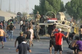 Des manifestants font face aux forces de sécurité irakiennes, le 3 octobre 2019 à Bagdad