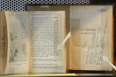 Une édition de "La Divine Comédie", annotée par l'écrivain argentin José Luis Borges (d), exposée à Buenos Aires, le 24 septembre 2010