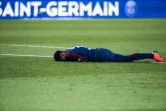 Neymar au sol blessé au pied droit lors du match du PSG contre Marseille en Ligue 1 le 25 février 2018 au Parc des Princes