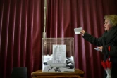 Une femme dépose son bulletin de vote, à Belgrade le 24 avril 2016