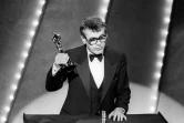 Le cinéaste tchèque Milos Forman brandit l'Oscar remporté à Hollywood le 25 mars 1985 pour son film "Amadeus"