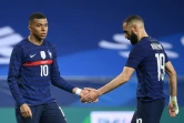 Les attaquants français Kylian Mbappé et Karim Benzema, lors du match amical contre le pays de Galles, le 2 juin 2021 à Nice