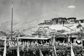 Des Tibétains rassemblés devant le Potala, le 10 mars 1959 à Lhassa