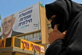 Une femme bédouine près d'une affiche électorale de Benny Gantz, le 15 septembre 2019 à Beer-Sheva (sud d'Israël)
