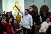 Le sosie du président philippin Rodrigo Duterte, connu sous le nom de Cresencio Extreme, en compagnie du sosie de Kim Jong Un, à un service religieux à Hong Kong le 3 février 2019.