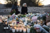 Des personnes se recueillent devant un mémorial près du centre de formation pour adultes, deux jours après une fusillade, le 6 février 2025 à Örebro, en Suède