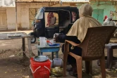 Une vendeuse de thé attend des clients sur un marché de Khartoum, au Soudan, le 19 mai 2023
