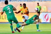 L'attaquant ivoirien Max-Alain Gradel tire au but contre l'Algérie en quart de finale de la CAN, le 11 juillet 2019 à Suez