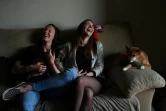 La gardienne de but de l'équipe de France de football, Pauline Peyraud-Magnin (g) et sa compagne, Camille Nell, lors d'un entretien, le 27 février 2021 dans leur appartement à Madrid