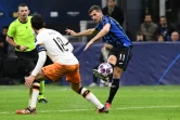 Le milieu suisse de l'Atalanta Remo Freuler frappe et marque contre Valence en Ligue des champions, le 19 février 2020 au stade San Siro de Milan  