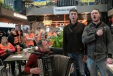 Deux chanteurs de l'opéra d'Odessa chantent des chants populaire et, ici, l'hymne national ukrainien pour envourager les bénévoles chargés de la distribution d'aide à des milliers de personnes, à Odessa le 13 mars 2022