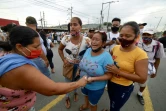 Des familles cherchent à obtenir des nouvelles de leurs proches détenus à la prison Zone 8 de Guayaquil, le 23 février 2021 en Equateur, 