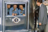 Le président américain Richard Nixon avec les trois astronautes d'Apollo 11, placés en quarantaine à bord du porte-avions USS Hornet, le 24 juillet 1969
