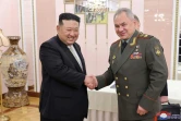 Le dirigeant nord-coréen Kim Jong Un (g) et le ministre russe de la Défense Sergueï Choïgou (g), le 27 juillet 2023 à Pyongyang