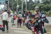 Des marchands vendent des drapeaux et autres objets à l'extérieur du stade Kasarani de Nairobi, le 28 novembre 2017, avant la cérémonie d'intronisation du président Uhuru Kenyatta