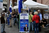 Consultation des électeurs sur le programme commun de gouvernement sur un stand de la Ligue dans le centre de Milan le 20 mai 2018