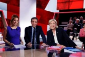 Marine Le Pen (D) avec les journalistes de "L'Émission politique" sur France 2, David Pujadas (C) et Léa Salamé (G) le 9 février 2017 à Saint-Cloud