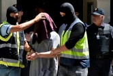 Des policiers espagnols arrêtent un Marocain suspecté de recruter par internet des apprentis-jihadistes pour le compte du groupe Etat islamique, le 7 juin 2016 à Valence