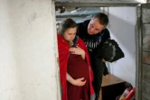 Aleina et son époux dans le sous-sol d'une maternité pendant une alerte aérienne à Mykolaïv, en Ukraine, le 14 mars 2022
