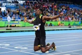 Le sprinteur star jamaïcain Usain Bolt savoure sa 9e médaille d'or olympique sur 4x100 m, le 19 août 2016 à Rio 