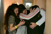 Cette photo diffusée par le Bureau de presse du gouvernement israélien (GPO) montre le père (à droite) de l'otage israélienne Romi Gonen (2e à droite) et d'autres membres de sa famille l'accueillant au centre médical Sheba près de Tel-Aviv, le 19 janvier 2025, suite à sa libération