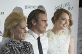 Les actrices Parker Posey (g), Emma Stone (d) et l'acteur Joaquin Phoenix le 9 juillet 2015 à Beverly Hills, en Californie