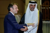 L'émir du Qatar Cheikh Tamim ben Hamad Al-Thani (à droite) reçoit le président français Emmanuel Macron à Doha le 3 décembre 2021