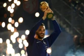 Le gardien de l'équipe de France Hugo Lloris brandit la Coupe du monde lors d'une cérémonie au Stade de France à Saint-Denis, le 9 septembre 2018.