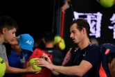 Andy Murray signe des autographes à ses fans Melbourne après son élimination de l'Open d'Australie, le 14 janvier 2019
