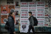 Des personnes marchent devant une affiche défendant le "non" au référendum le 6 avril 2017 à Istanbul