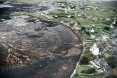 Vue aérienne des plages de Portsall, dans le Finistère, couvertes de pétrole après le naufrage de l'Acomo Cadiz, le 20 mars 1978
