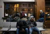Des migrants dans la salle d'attente de la gare de Bardonecchia, le 13 janvier 2018 en Italie