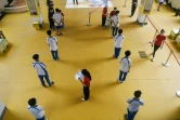 Des étudiants font la queue pour un test Covid-19 à l'acide nucléique, le 21 avril 2020 à Canton, en Chine