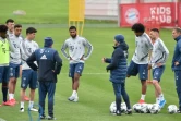 L'entraîneur du Bayern Munich Hansi Flick (au centre) parlent à ses joueurs lors d'un entraînement à Munich le 5 mai 2020. 