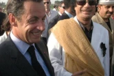 Le président Nicolas Sarkozy (g) est accueilli par le chef libyen  Mouammar Kadhafi (d) à son arrivée à Tripoli, le 25 juillet 2007