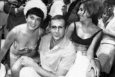 L'acteur Sean Connery, accompagné de deux estivantes, le 22 mai 1965 au Festival de Cannes