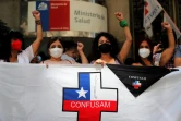 Manifestation de personnels de santé dénonçant la gestion de la pandémie de Covid-19 par les autorités, à Santiago, le 25 janvier 2022