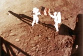 Les astronautes Neil Armstrong et "Buzz" Aldrin plantent le drapeau américain sur le sol de la lune, le 20 juillet 1969